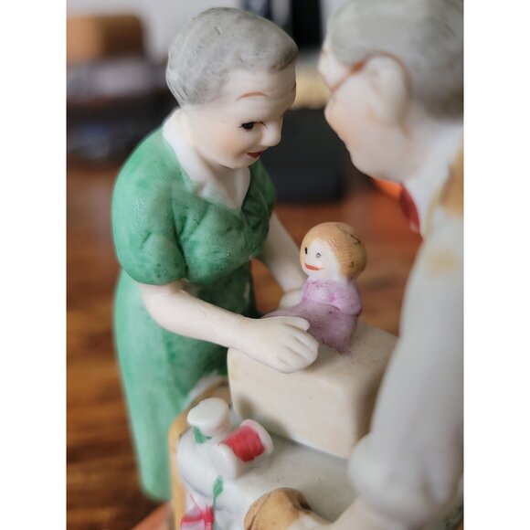 Vintage Norman Rockwell Wrapping Christmas Presents Sculpture Figurine - Picture 8 of 9